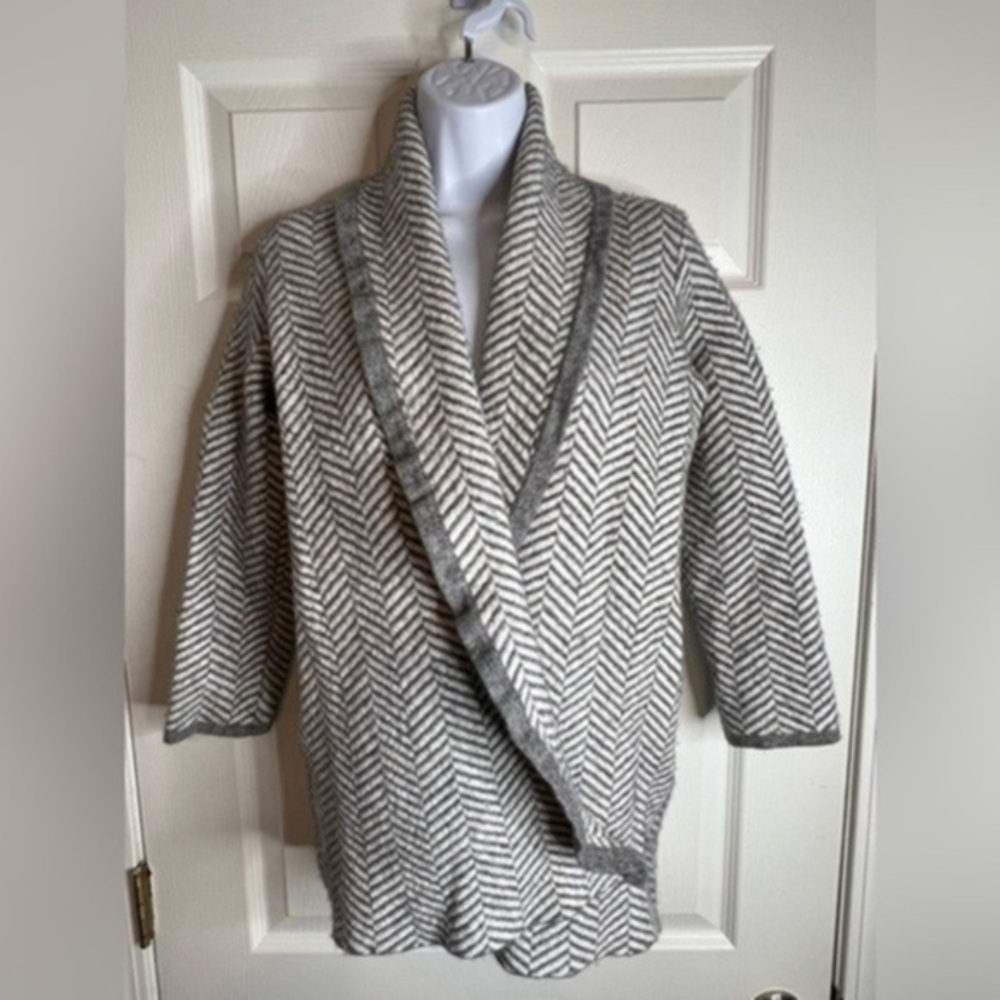 Ann Taylor Sz Medium Wool Knit Sweater Jacket Gray Chevron Unlined Cardigan M